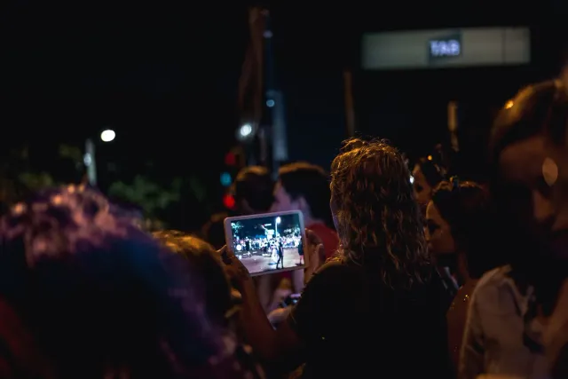 Ema ida uza iPad Mini hodi haree konsertu K-Pop no série Netflix, hatudu oinsá teknolojia no entretenimentu mantein hela ita 