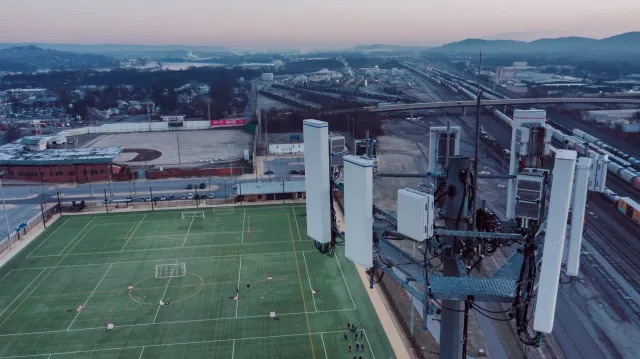 Imajen ida hatudu livru reseita no estádiu futebol ho teknolojia modernu, hanesan sinalizasaun kona-ba ligasaun entre teknolo