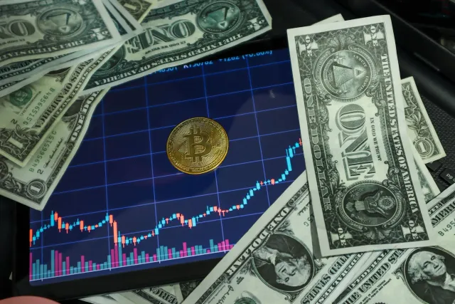 Imajen ida hatudu Bitcoin price chart, handgun safety demonstration, no telescopiu Webb observa kometa 3I/ATLAS iha espasu