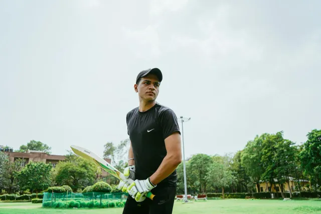 Shubman Gill, kapitán Gujarat Titans, ho oin triste depois derrota iha final IPL 2026 kontra RCB, iha kampu kríket