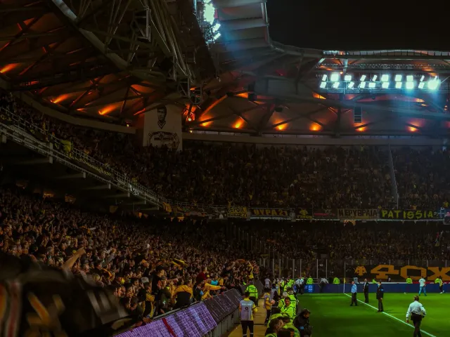 Foto de estadiu futsel ho ema barak sira ne'ebé hanesan ita nia vida iha mundu agora tiha hela