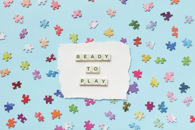 Kolajen imajen hatudu notísiu kolapsu warehouse, puzzle NYT Connections, no revestimentu clay ba ai-han. Imajen ne'e ilustra 