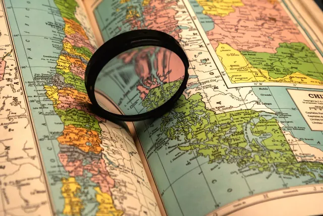 Analiza notísia foun kona-ba polítika, kontrovérsia no desportu iha mundu global. Imajen hatudu mapa mundu ho íkone notísia, 