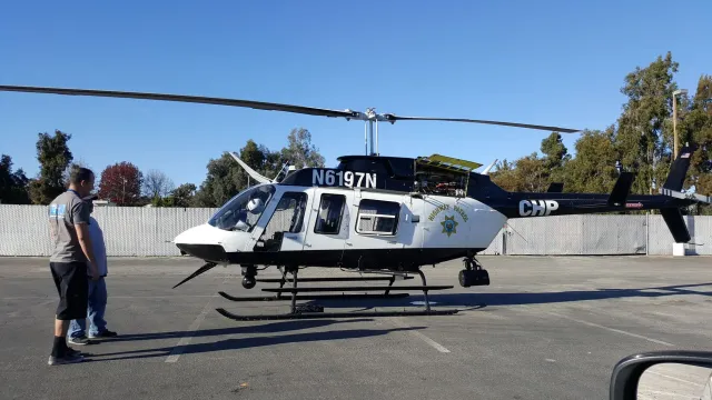 Helicopteru polisia hela iha leten kampu hodi buka kriminozu ne'ebé baku tiha makina ATM iha vila Suffolk, Inglaterra.