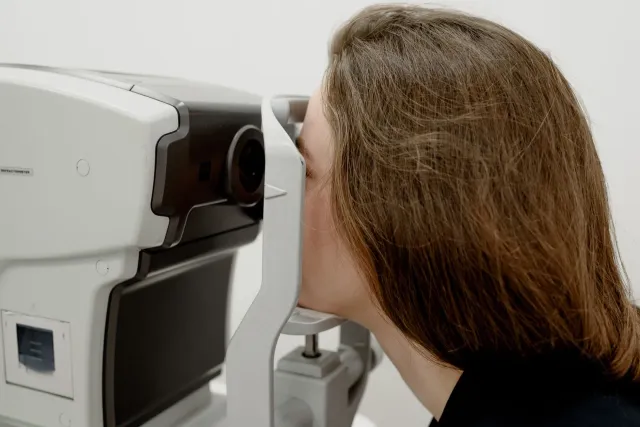 Imajen teknolojia OCT foun ne'ebé kaptura detallu retina ho klaru, hatudu estrutura interna retina ho kor azul no verde.