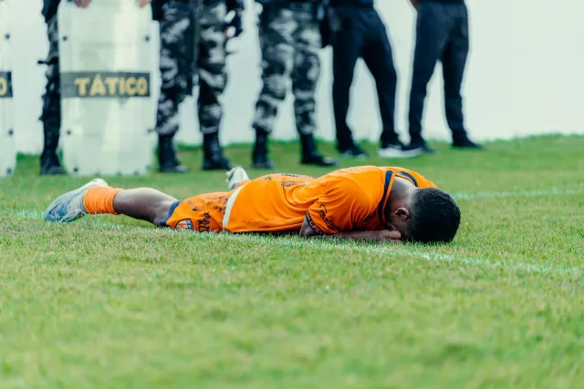 Imajen ida ne'ebé hatudu konseitu lideransa negósiu ho elementu desportu futebol, teknolojia no tenis. Iha fundu, tabela kres