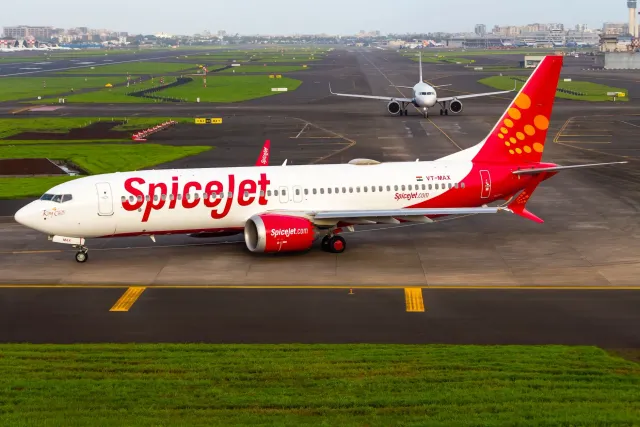 Avião Air India iha taxiwa aeroportu Ahmedabad, ho avião IndiGo iha kotuk, hatudu insidente ne'ebé akontese durante taxiing, 