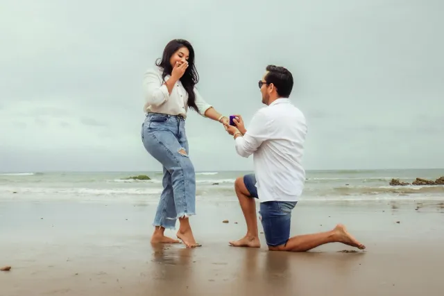 Foto husi engajamentu treinador desportu ho repórter iha praia, ho anel no sorrisu, hatudu oinsá vida pessoál no profisionál 