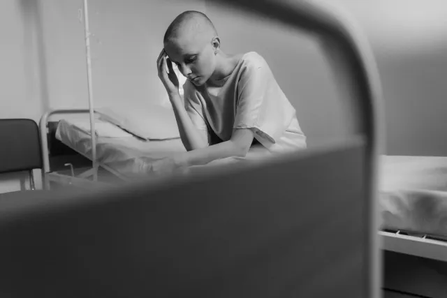 Imajen hosi ema ida ne'ebé triste, hatudu luta moris no luta família iha ospital, hanesan istória David Samson nia oan feto n