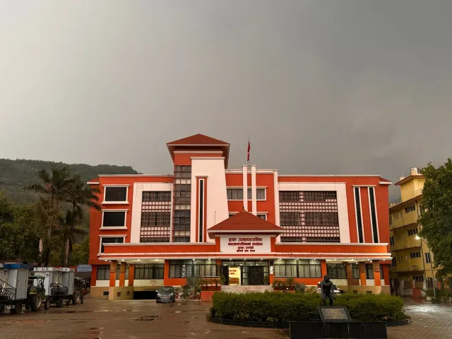 Edifísiu governu Maharastra iha India ho bandeira nasaun, ne'ebé reprezenta justisa no lei, iha loron nia naroman