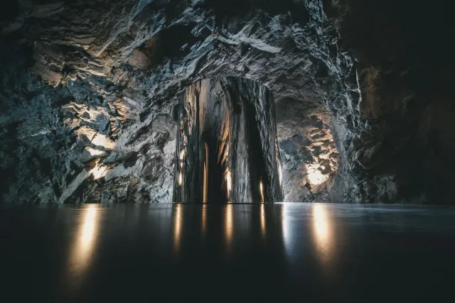 Imajen ida ne'ebé hatudu Michel Siffre iha cave iha 1962, nia hela iha fatin ne'ebé nakukun, ho aparatu siénsia sira, no nia 