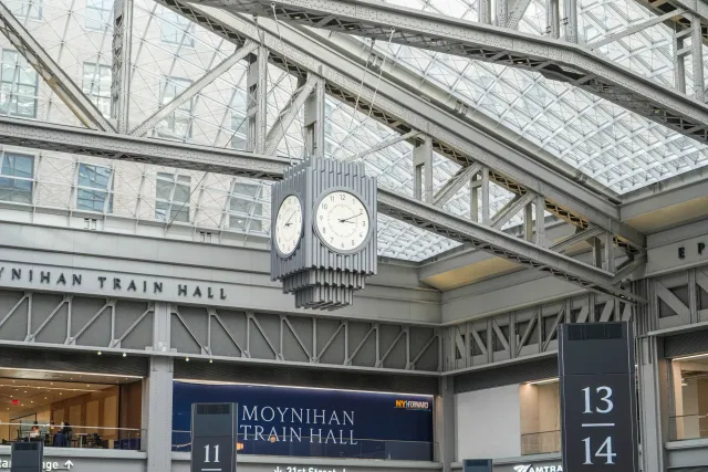 Imajen husi estasaun Penn Station iha New York ho obra konstruksaun no bandeira americana, simboliza fundu defeza ba infraest
