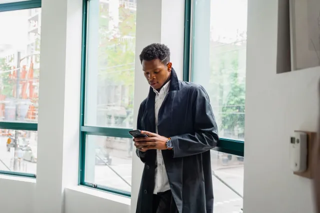 Ema ida uza telemovel foldable ho janela aplikasaun flutuante, hatudu oinsá Android 17 nia Bubble app windows ajuda multitask