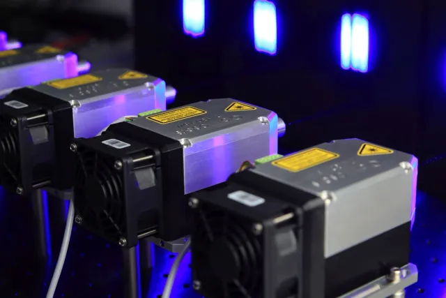 Sientista ida iha laboratóriu hatudu kavidade óptika ba laser estável iha temperatura ambiente, ho ekipamentu óptiku no luz a