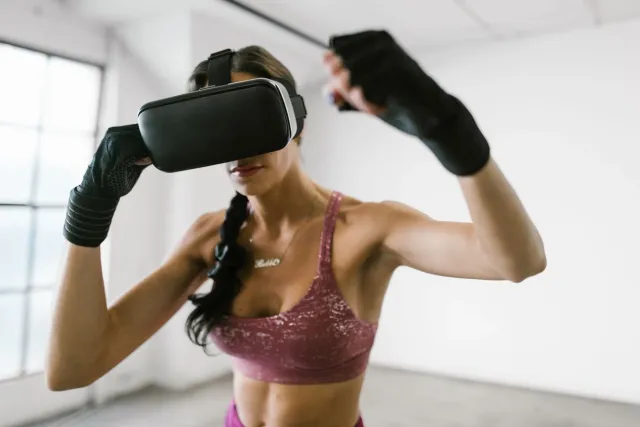 Imajen ida hatudu jogu puzzle desportu iha komputadór, ho smart glasses proibidu iha futu, no komentáriu desportu iha televiz