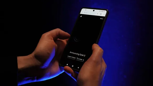 Imajen mostra ema hanesan uza smartphone foun ho notísia moos kona-ba Android no jogu iha tela, hakerek tetun kona-ba mudansa