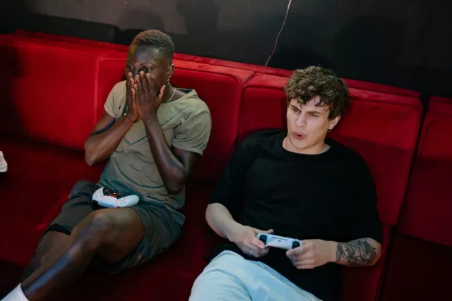 Ema barak tuur hela iha sala boot haree Summer Game Fest 2026, sira nia rohan hatudu kontente no konsentrasaun ba tela boot n