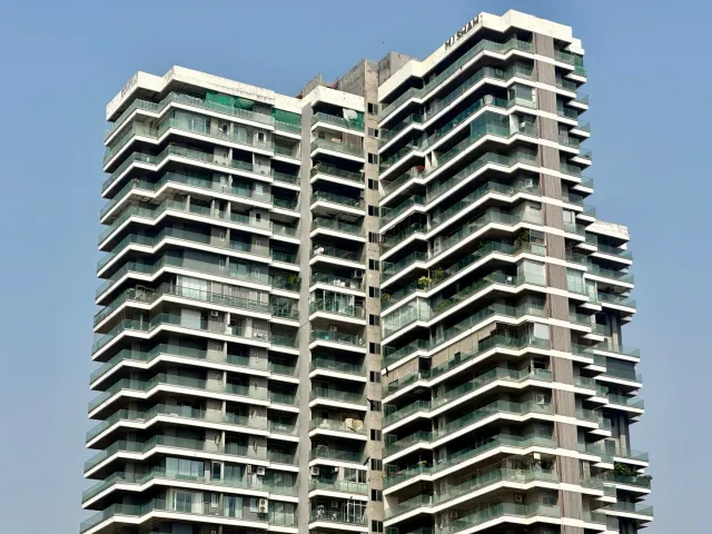 Gráfiku no dadus kona-ba investimentu $4.3 bilhão iha merkadu imobiliária Índia iha H1 2026, ho edifísiu modernu no ema negós