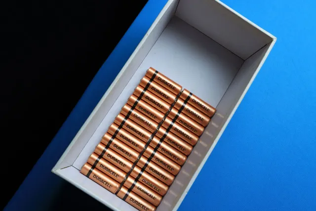 Jackery FridgeGuard bateria finu iha uma laran, tau iha meza, ho frijider iha kotuk, hanesan preparasaun ba rai nakdoko