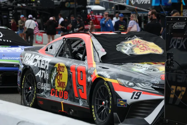 Imajen kona-ba kolaborasaun entre NASCAR no Rolling Stones ne'ebé hatudu sinergia entre desportu no musika ba estratejia negó