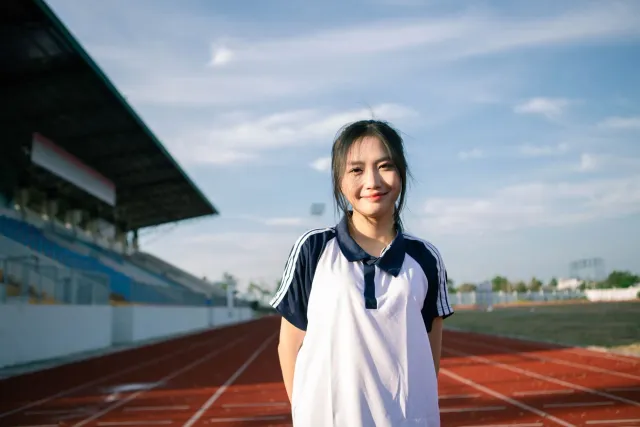 Ellie Barada, joven atleta U20 husi Bloomington South, halai iha estadiu iha Oregon durante eventu nasionál atu hetan vaga ba