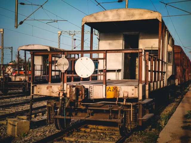 Imajen hatudu vagon trem iha India ne'ebé tuir padraun rigorozu ba design no protótipu, ho enjenheru sira verifika kualidade