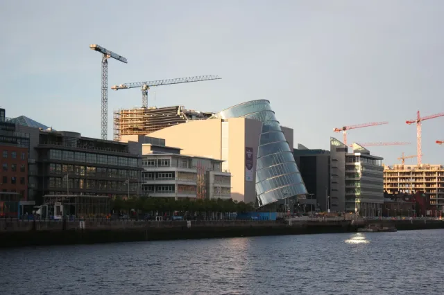 Imajen ida kona-ba área Dublin docklands ne'ebé iha planu atu harii fatin entretenimentu foun, ho edifísiu sira no riu iha ko