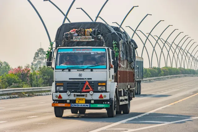 Imajen husi estrada Delhi-Mumbai Expressway ho akidente karreta no kamiaun, iha laran mos halo konferénsia imprensa kona-ba r