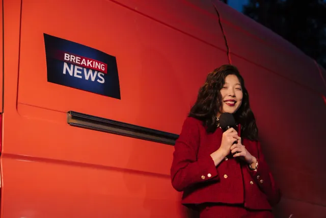 Imajen ida ne'ebé hatudu televizaun ho letra 'BREAKING NEWS' boot, maibe ema la fó atensaun tanba sosaun barak.