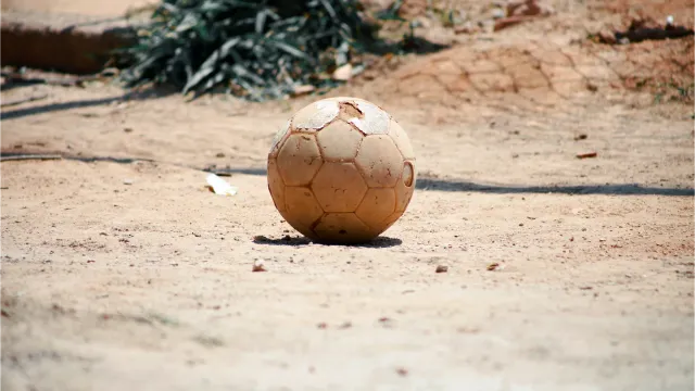 Imajen hatudu mapa mundu ho ikonu El Niño, fogo iha edifísiu, no bola futebol, simboliza tolu notísia ne'ebé kombina tiha iha