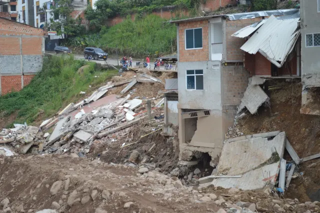 Imajen rai nakdoko iha Venezuela ne'ebé halo edifísiu sira monu, ho ema sira servisu hela atu salva vida. Ne'e hatudu destrui