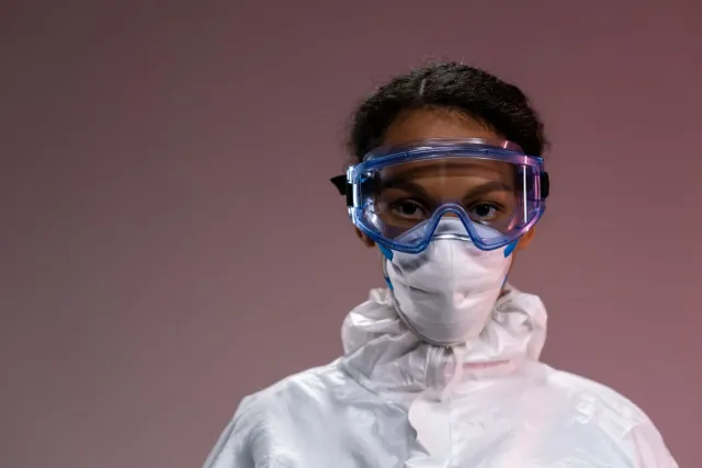 Mediku sira ho ekipamentu protesaun iha klinika iha Kongu Lorosa'e durante surtu Ebola, hatudu medo no preparasaun