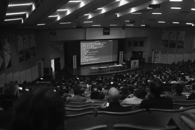 Imajen konferénsia teknolojia ho ema barak iha sala, hanesan WWDC 2026 no Summer Game Fest, hatudu ambiente anunsiu boot ho t