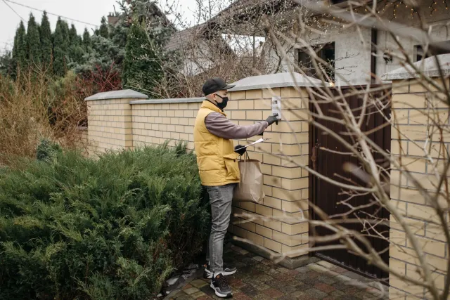 Imajen ida husi kámara doorbell Ring ne'ebé iha sistema rekoñesimentu oin, hatudu oinsá teknolojia ne'e bele grava ita nia oi
