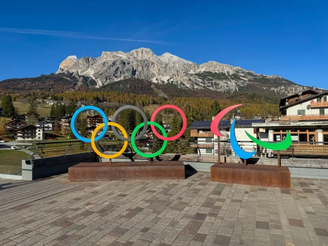Imajen husi reuniaun organizadór Jogu Olimpiku Invernu 2030 iha Lausanne, Suísa, ho mapa no dokumentu iha meza, hatudu proses