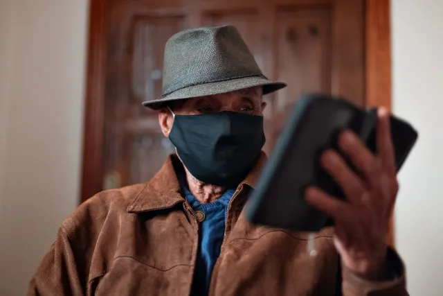 Ema ida ne'ebé boot uza telefone ho ikon seguransa, hanesan ilistrasaun ba proteksaun kontra fraude AI liu husi plataforma Se