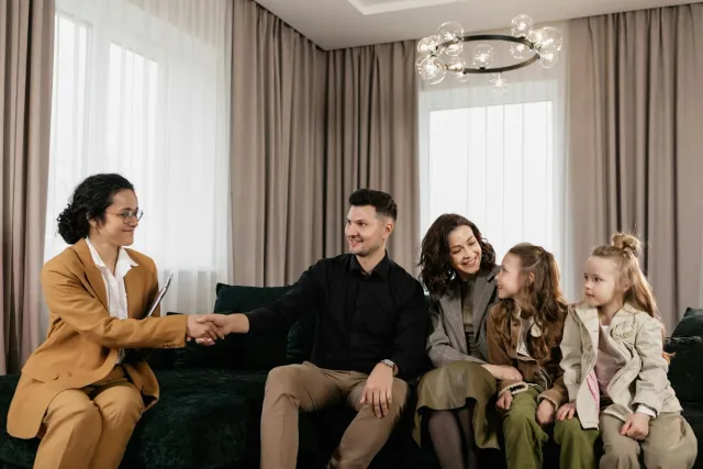 Foto familia lideransa negósiu dadun no filia halo reuniaun boot ho liur ne'ebe haree oinsá hatudu fatin ba nia filia, iha sa