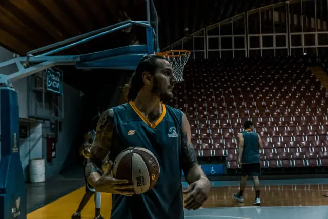 Imajen hatudu jogador baskete ho kamisa WNBA, jogador NBA iha seluk, no bola futebol Mundial, simboliza desizaun boot iha des