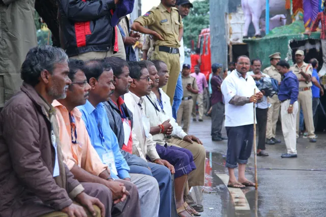 Imajen ida hatudu ema barak ho seguransa iha eventu públiku iha Madhya Pradesh, Timor Lorosa'e, ho polísia iha fatin barak