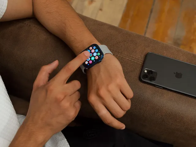 Ema ida uza smartphone no smartwatch atu halo multitasking, hatudu oinsá teknolojia foun hanesan Android 17 no Wear OS 7 afet