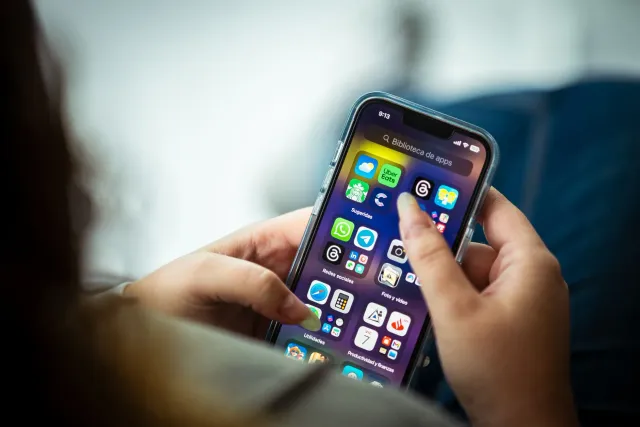 Ema ida uza smartphone ho janela aplikasaun barak ne'ebé nakonu, hatudu oinsá teknolojia tenta kontrola atensaun
