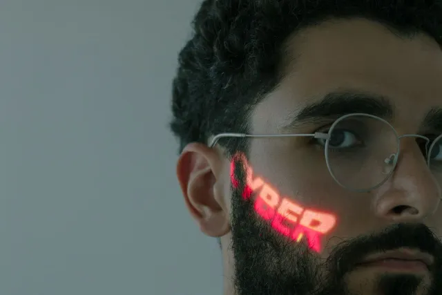 Imajen ida hatudu ema uza smart glasses ho teknolojia rekonhesimentu fatin, ho fundu sidade no elementu seguransa. Meta nia R