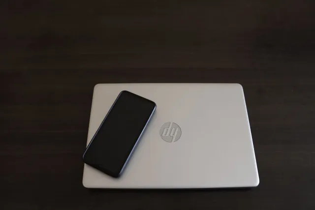 Imajen dekomunikaun teknolojia iha 2026 hanesan komputador laptop no smartphone, ho tekstu kona-ba atualizasaun sistema opera