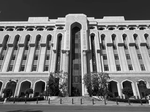 Imajen diplomasia entre índia no oman iha muscat, ema ho roupa formál, embaixadu no ministru relasaun esterneiru iha sala reu