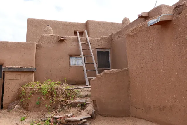 Ema halibur hamutuk iha teahouse ne'ebé loke foun iha downtown Taos, ho atmosfera ne'ebé akolhedor no xá organik barak iha me