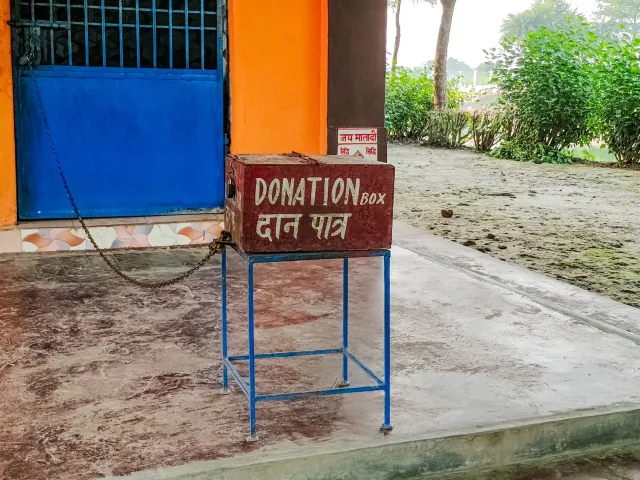Imajen hatudu Tribunal Patna High Court iha Índia, ho simbolu mídia no tela filme, no templu Ram ho ema koalia.