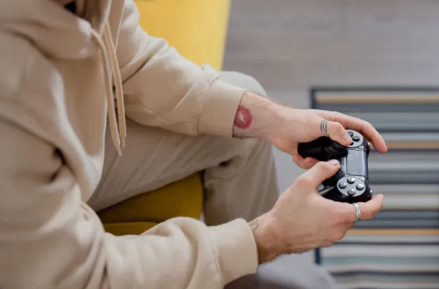 Adaptador Bluetooth Twelve South AirFly Pro 2 iha aviaun, série Netflix The Boroughs ho rezidente katuas, no konsola Xbox no 