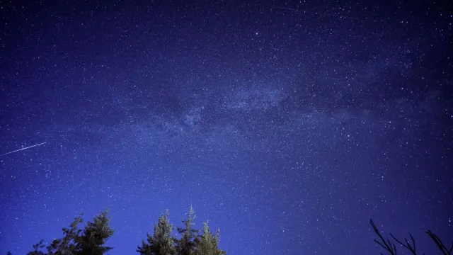 Imajen kona-ba meteor shower Bootids iha lalehan kalan ho estrela barak no meteoru ida sai hela, hatudu nia luz boot no dalan