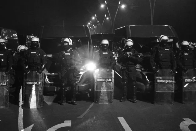 Imajen ida ne'ebé hatudu polísia sira iha situasaun hostage iha Larissa, Grésia, ho ema barak no risku boot, hanesan espellu 