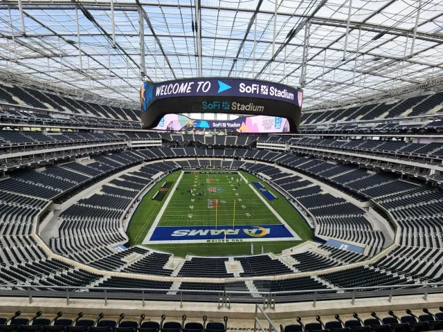 SoFi Stadium iha Los Angeles durante World Cup 2026, ho tela LED boot no torcedor sira iha arquibancada.